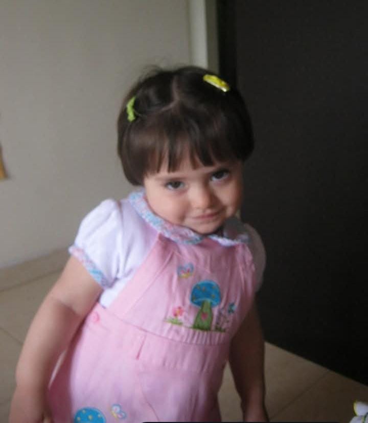 Sara Sofía de pequeña con vestido rosado