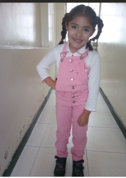 Sara Sofía de niña con overol rosado