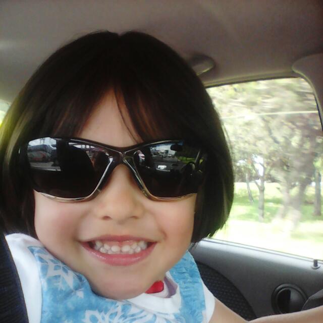 Sara Sofía sonriendo con gafas de sol